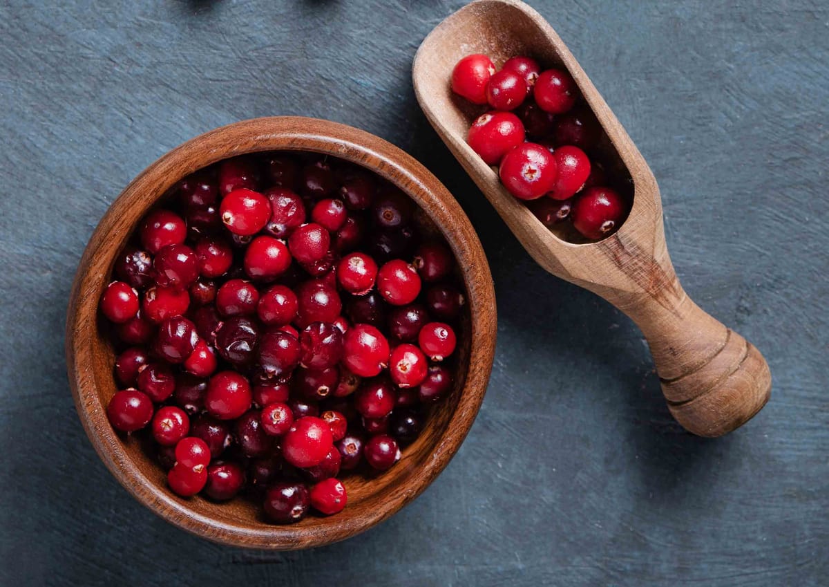 Добавки с клюквой: польза, особенности выбора и место в рационе