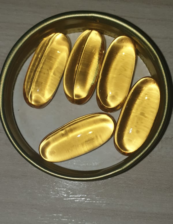 Рыбий жир омега-3 без мифов: когда БАД полезен, а когда важнее рацион